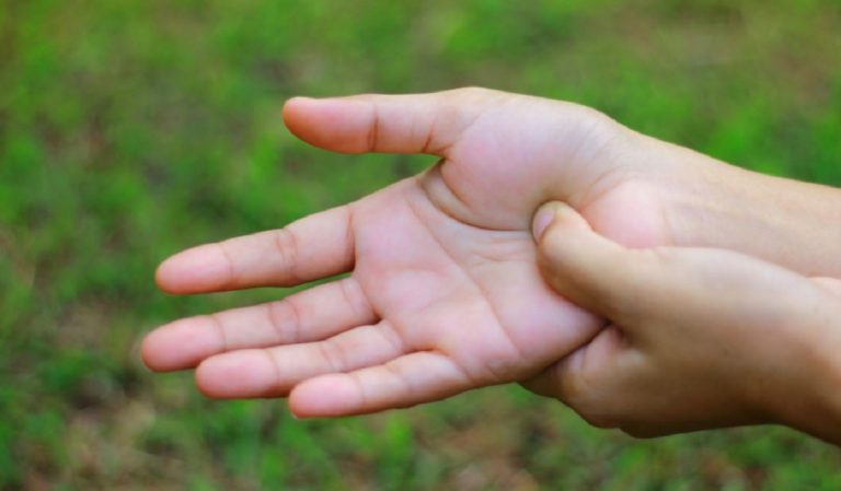 parestesia mani e piedi