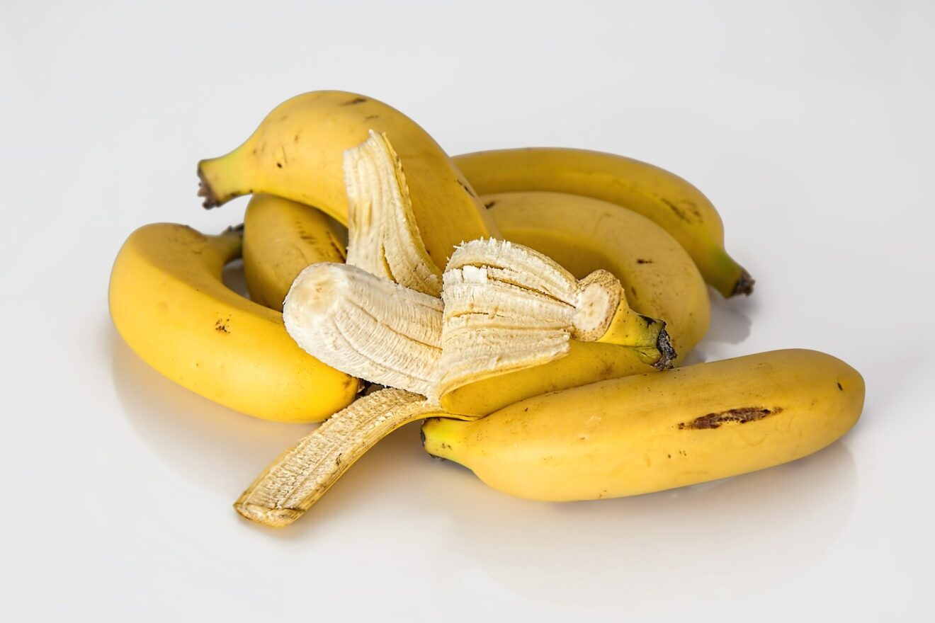 Come sbiancare i denti con la buccia di banana