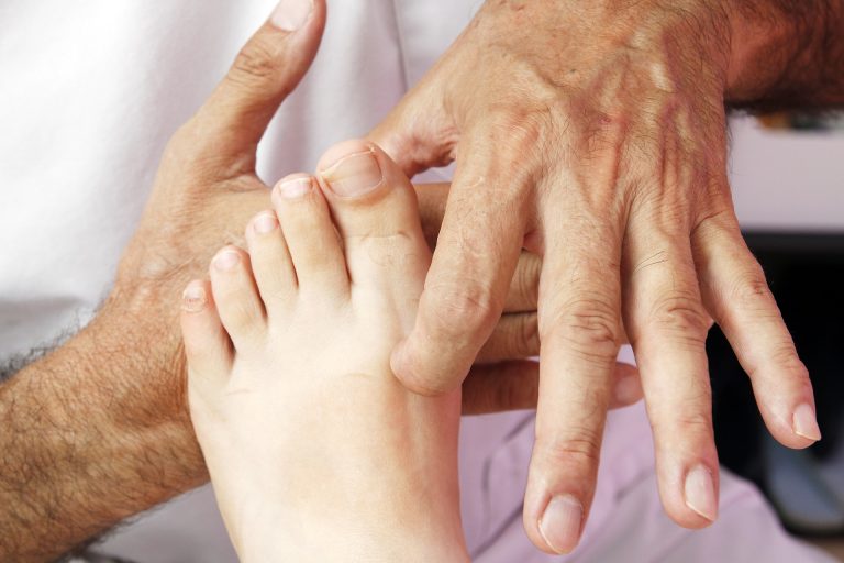 Come sfruttare la riflessologia plantare per l’emicrania