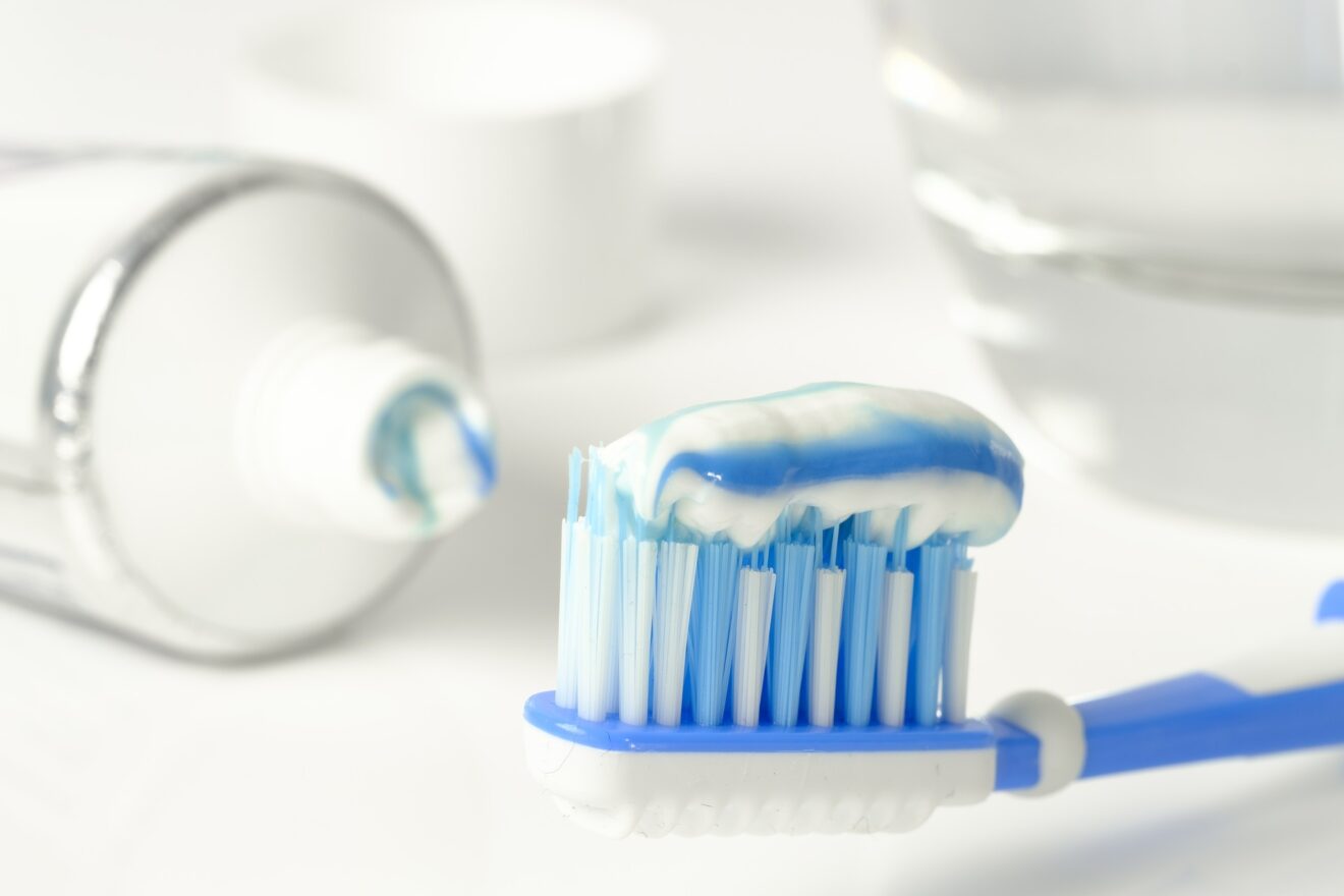 Dentifricio sulle unghie? Il risultato è stupefacente