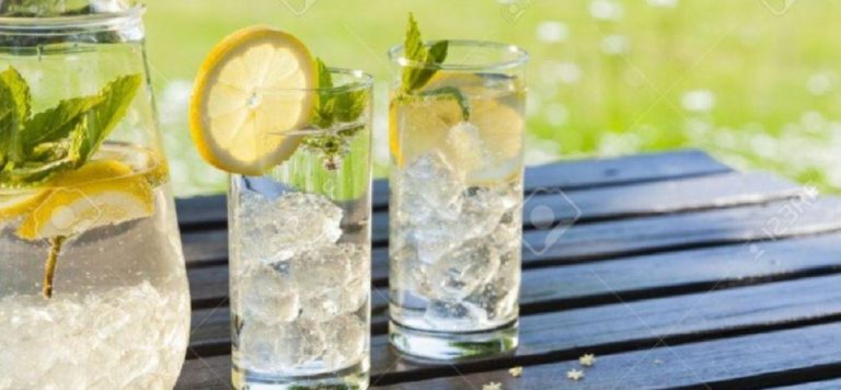 Le migliori bevande estive per sgonfiare la pancia