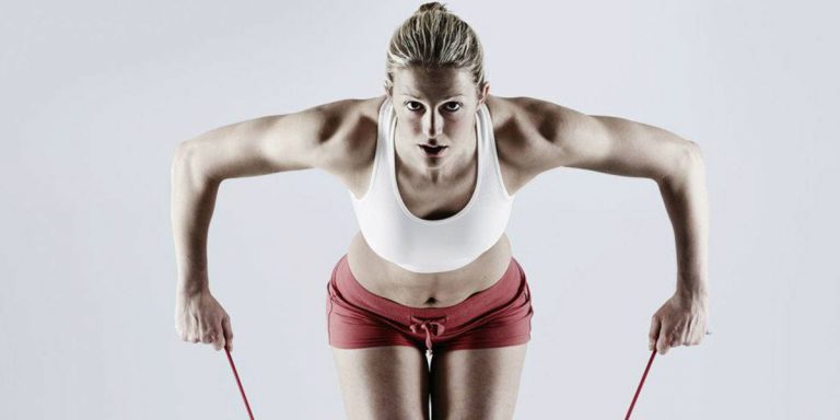 esercizi braccia elastico