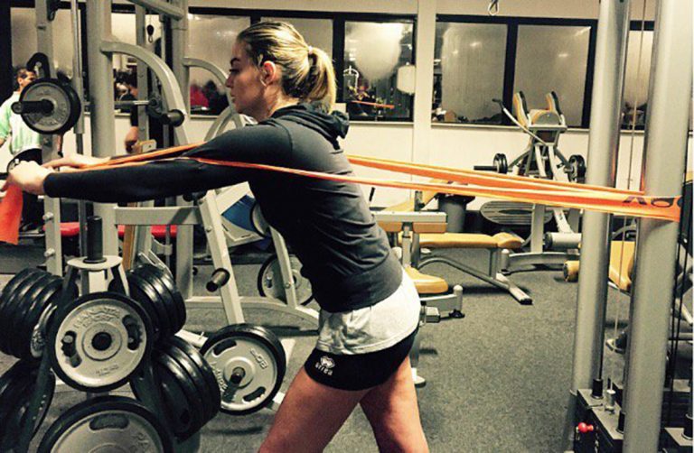 esercizi dorsali con elastici