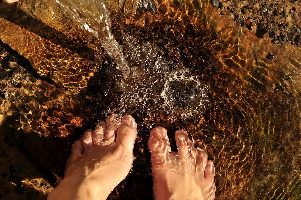 massaggio ai piedi con acqua