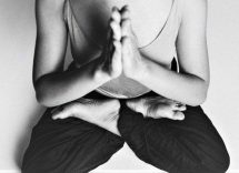 posizioni yoga sonno