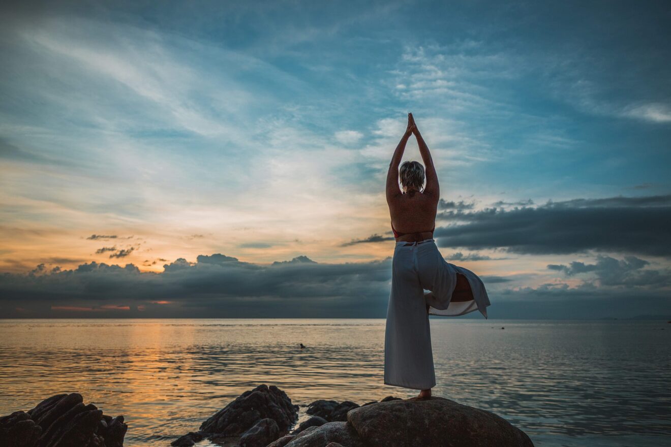 posizione yoga dell'albero