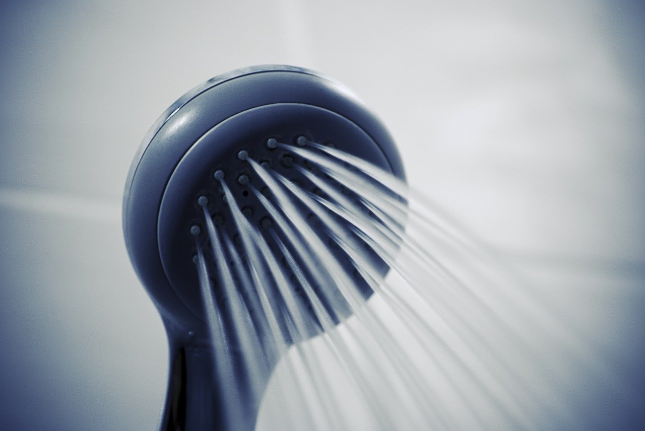 doccia calda benefici