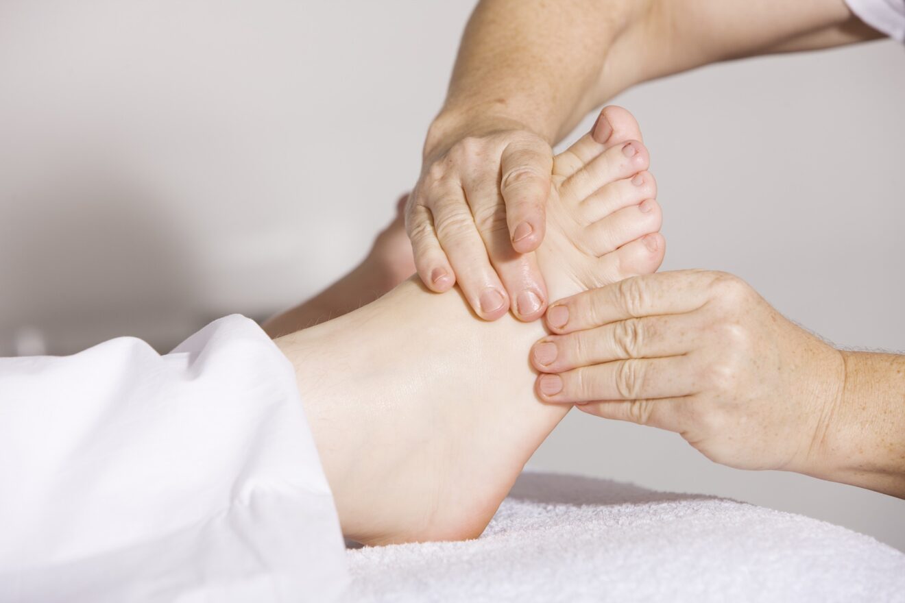 massaggio piedi benefici