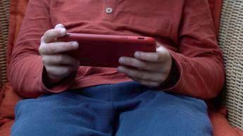 bambini troppo digitali lallarme dei pediatri quali sono i rischi per corpo e mente 2