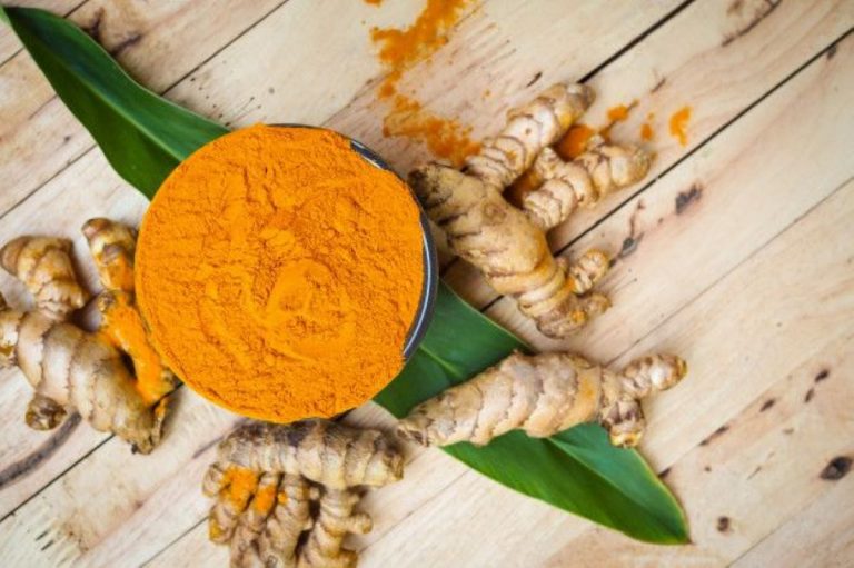 Curcuma: benefici e rischi