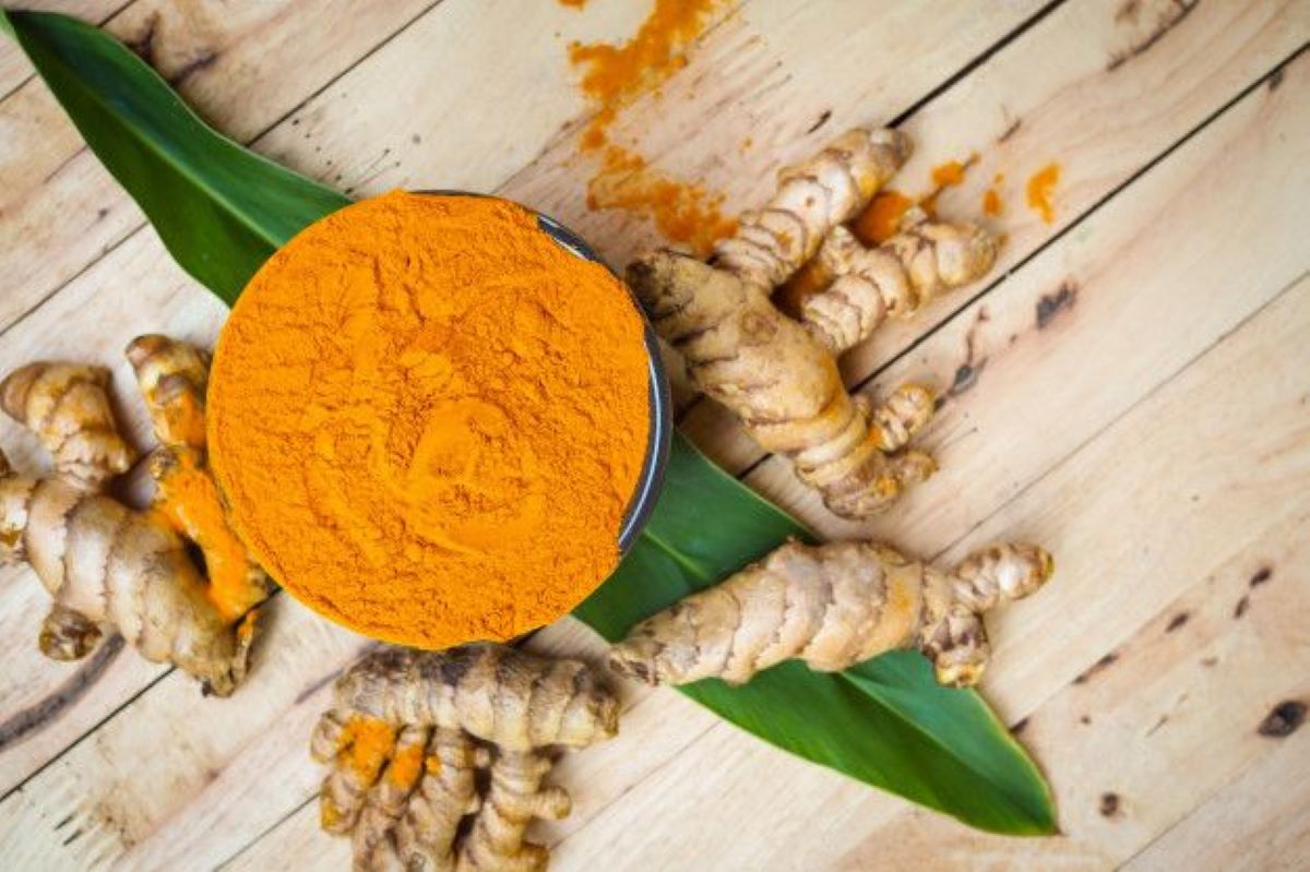 Curcuma: benefici e rischi