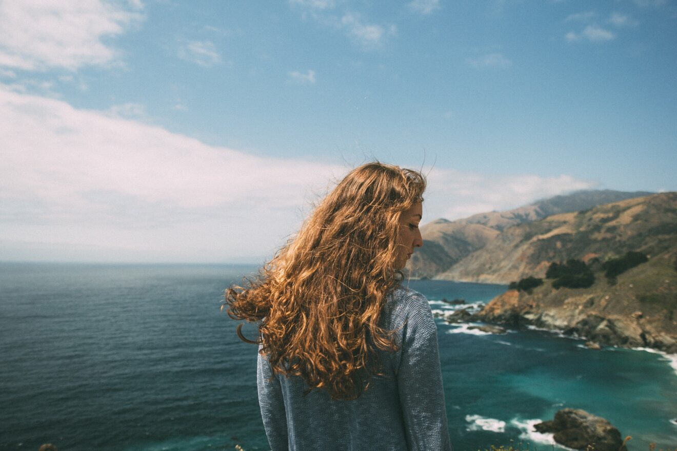 Capelli rovinati dal mare: le cause e come rimediare