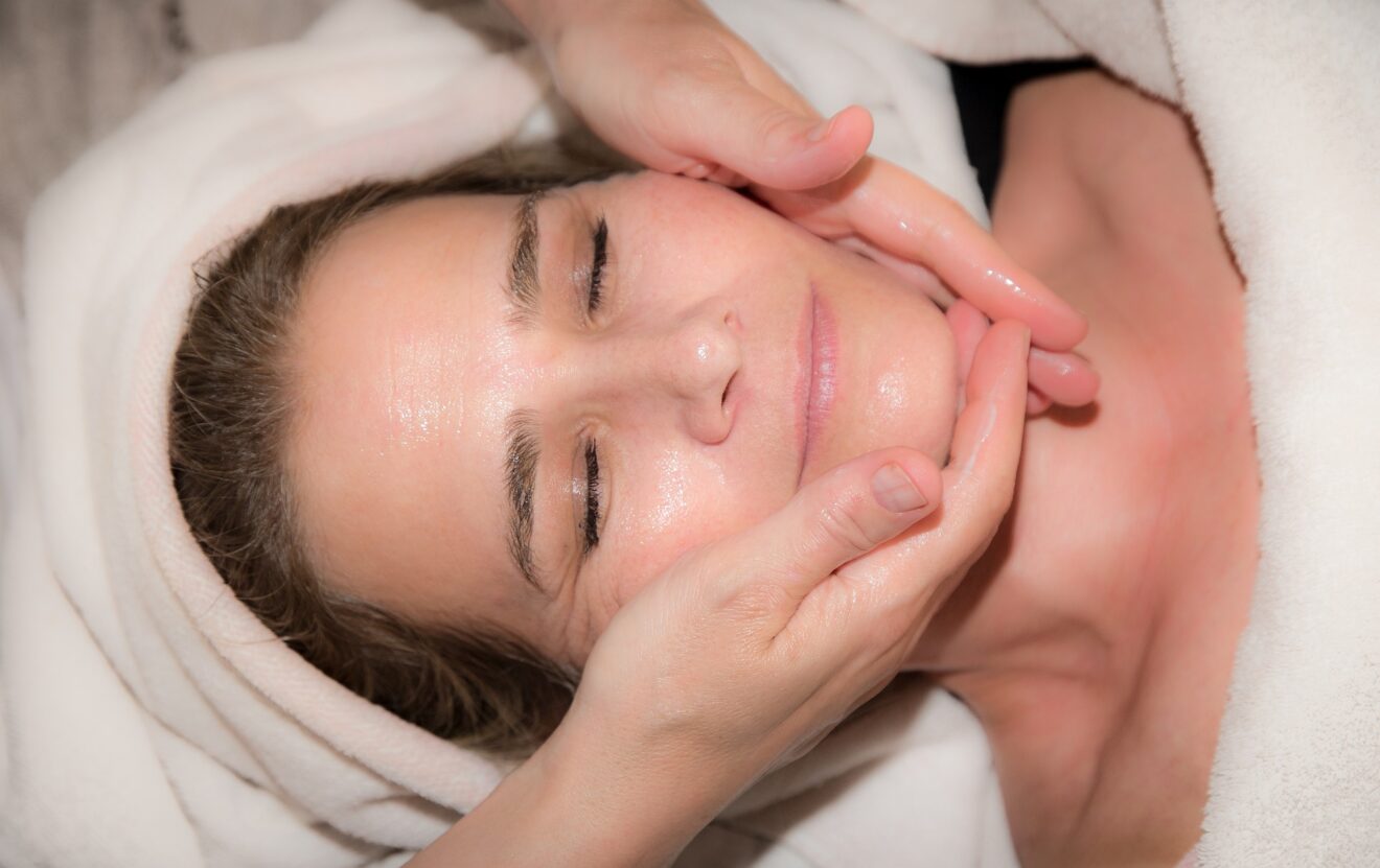 Massaggio facciale antirughe: i benefici e come farlo