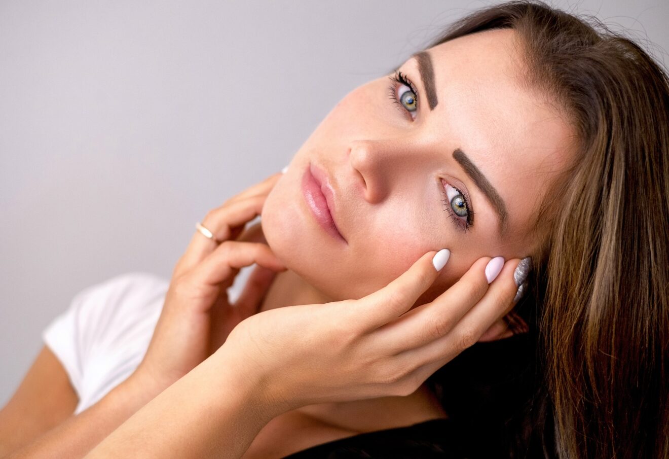 Macchie sulla pelle del viso: le cause e come rimediare naturalmente