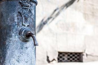con il caldo rischio coliche renali lurologo ogni bicchiere dacqua lo riduce fino al 13 2