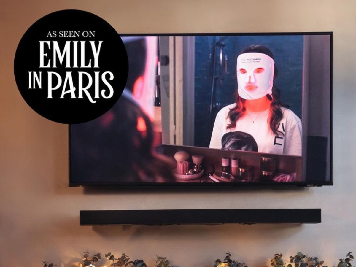 Come funziona la maschera LED avvistata in Emily in Paris?