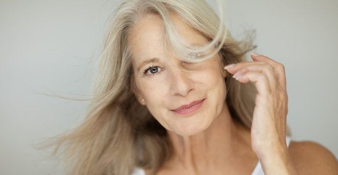 Menopausa: come non perdere i capelli