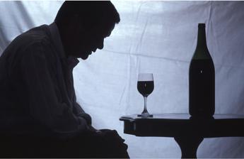 abuso di alcol aumenta rischio alzheimer e parkinson lo studio 2