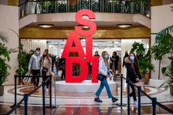 saldi ad alto rischio per 5 italiani malati di shopping compulsivo 2