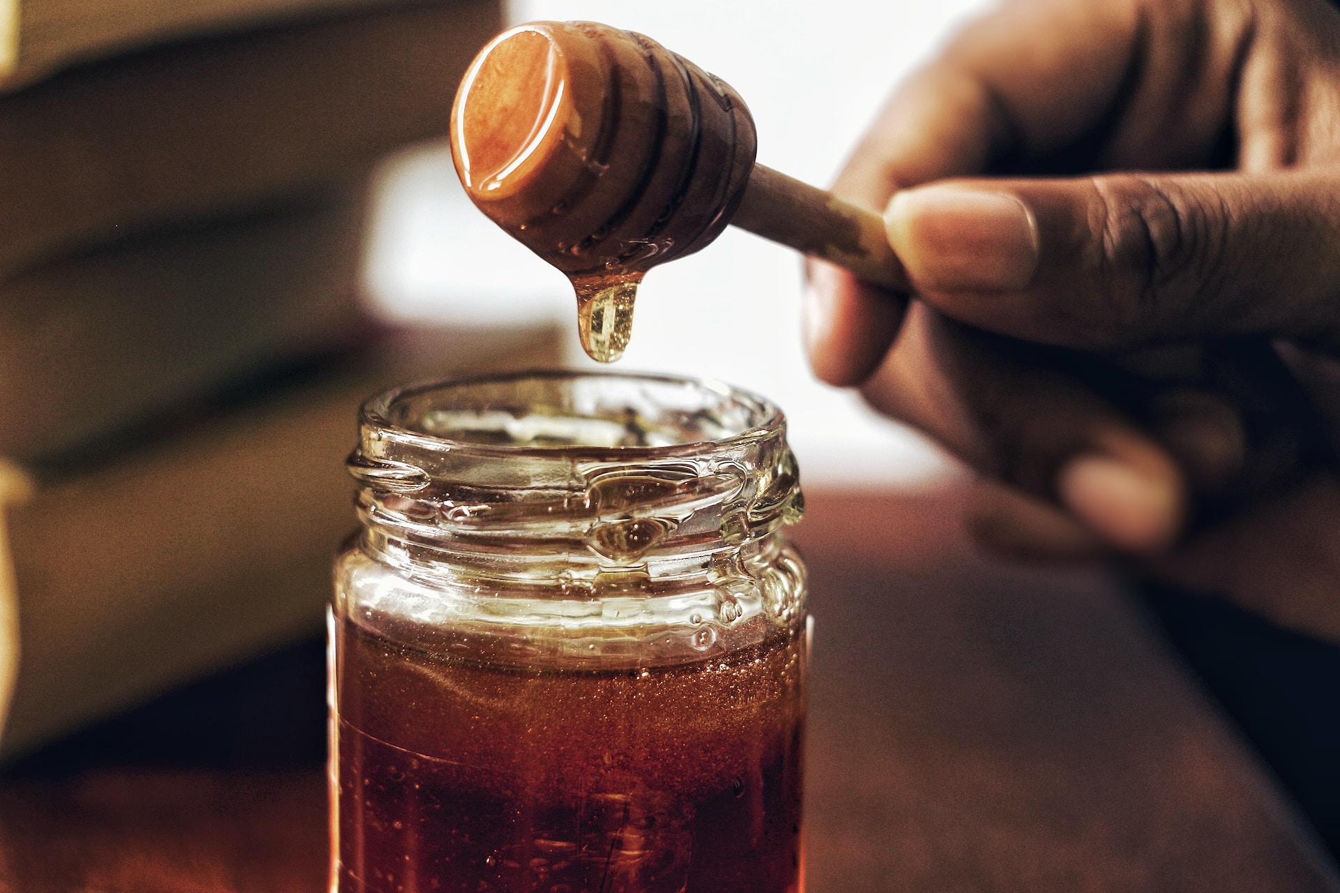 Risoluzioni su come disciogliere la sostanza dolce prodotta dalle api