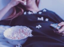 Sgranocchiare mentre guardi la televisione