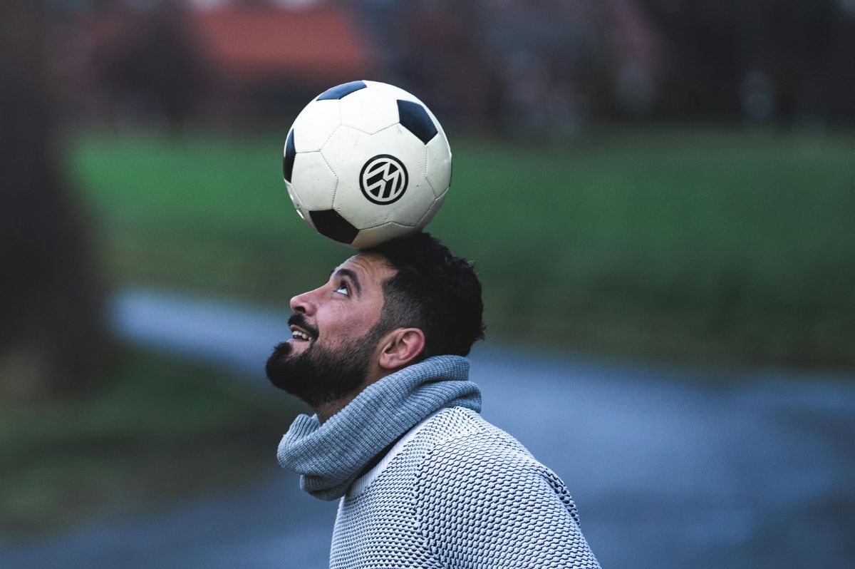 Colpire il pallone con il capo