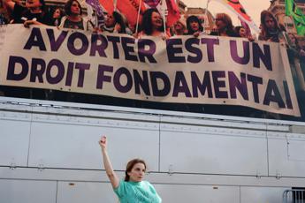 francia aborto diventa liberta garantita da costituzione primo paese al mondo 2