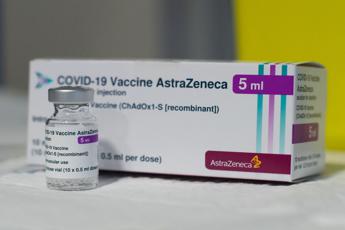 covid astrazeneca ammette vaccino puo causare trombosi rara 2