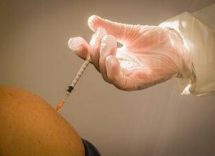 un unico vaccino anti covid e influenza ce lok dellema al farmaco per gli over 50 2