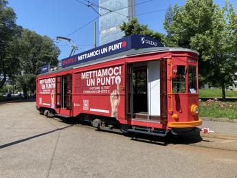 epatite c a milano campagna di sensibilizzazione sale sul tram 2