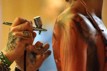 tattoo e trucco permanente lallarme batteri in un inchiostro su 3 2
