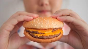 alimenti gb da ottobre 2025 vietati spot junk food in tv fino alle 21 2