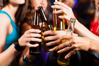 alcol preoccupa consumo nei minorenni e nelle donne che ne abusano 2