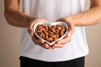 alimenti nuove evidenze sui benefici delle mandorle nella prevenzione cardiometabolica 2