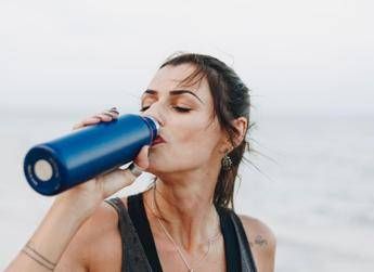 acqua fredda o a temperatura ambiente come e meglio berla quando fa molto caldo 2