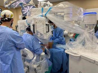 roma al san camillo debutta il robot microchirurgo 2
