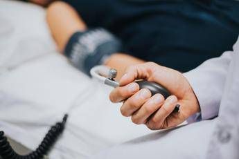 caldo e pressione a rischio anche gli ipertesi i segnali da non sottovalutare 2