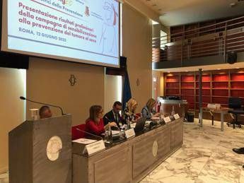 poliziotte ambasciatrici della prevenzione tumori con la campagna care for caring 2