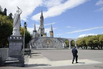 a lourdes guarigione inspiegabile 67enne italiana con sclerosi torna a camminare 2