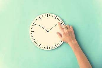 ora solare effetto fuso sullorologio biologico quali cibi scegliere e quando mangiare 2