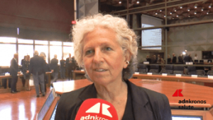 prevenzione cancro seno patarnello astrazeneca poliziotte modello positivo 2