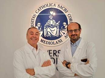 robot e microscopio chirurgico utilizzati in tandem tumore ultra raro operato al policlinico gemelli roma 2