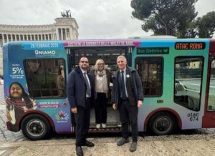 malattie rare bus e billboard con i colori della campagna uniamoleforze 3