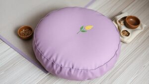 cuscino meditazione lilla con foglia di bodhi ricamata e fibra naturale 1771088249