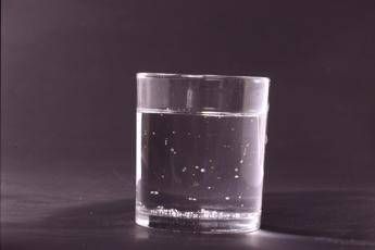 bere acqua calda al mattino o alla sera i consigli dellesperto 2